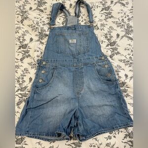 Levi’s Shorttalls Size Medium